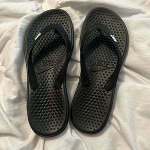 Size 6 black nike flip flops